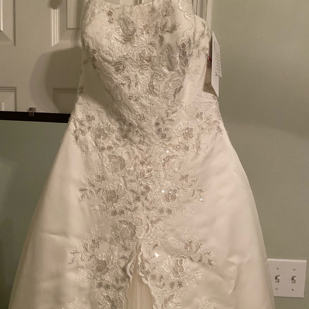 Ivory wedding Dress, size 8, never altered or worn